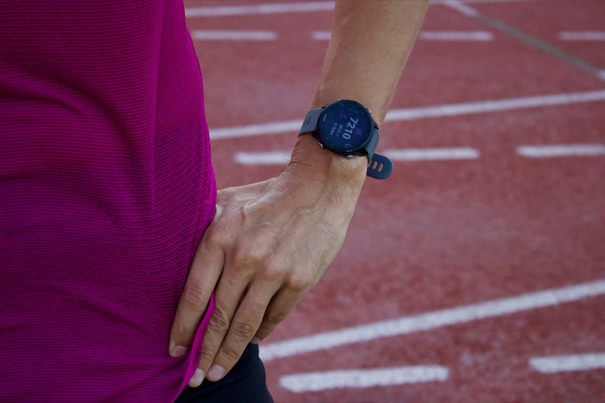 Reloj deportivo en pista de atletismo